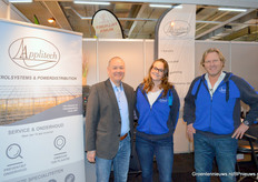 Michaël Harlaar (Siemens) op de foto in de stand van Applitech met Marijke Kempenaar en Henny Vogelenzang. Het is verplicht vanuit verzekeraars om jaarlijks schakelaars een onderhoudsbeurt te geven. Applitech kan dit voor schakelaars van alle fabrikanten doen.